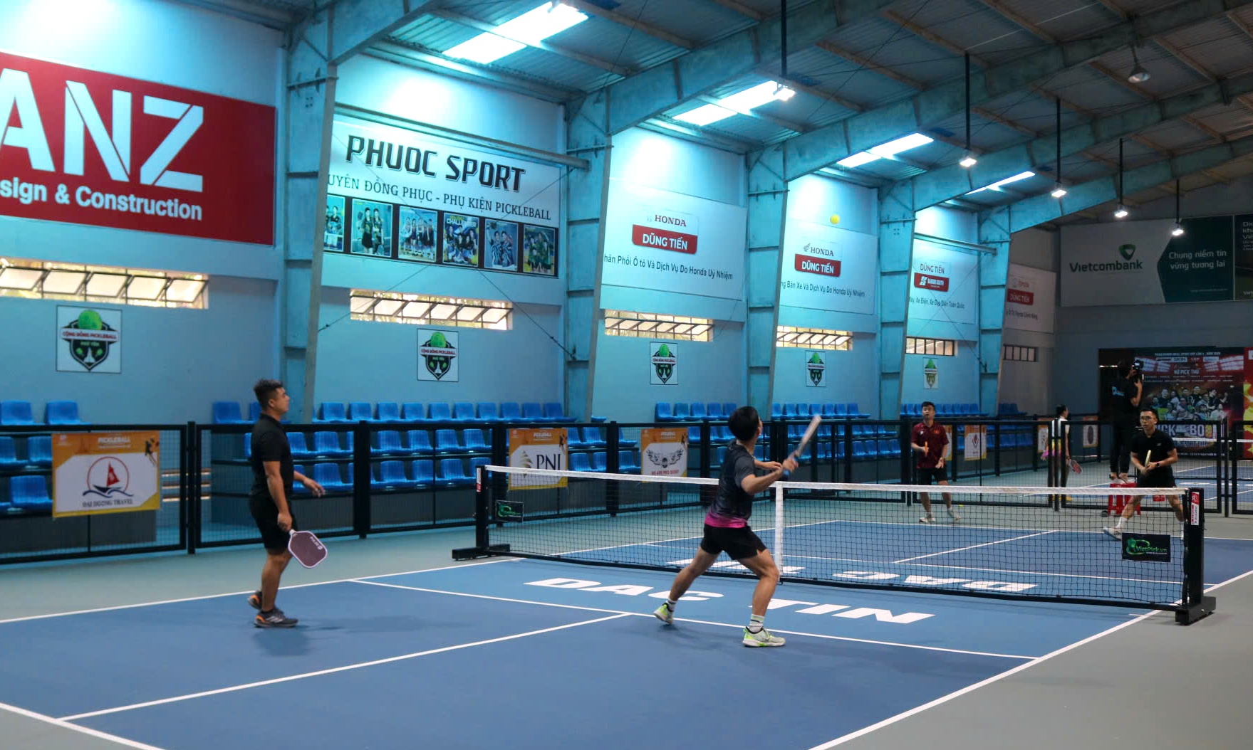 Các vận động viên tranh tài nội dung đôi nam.